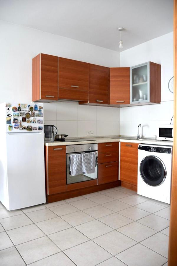 F8 1 Seaview Room, Living And Bathroom Shared , Stjulians Сент Джулианс Экстерьер фото