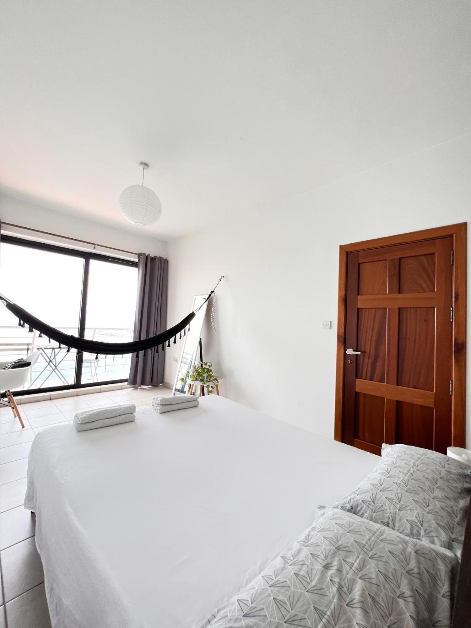 F8 1 Seaview Room, Living And Bathroom Shared , Stjulians Сент Джулианс Экстерьер фото