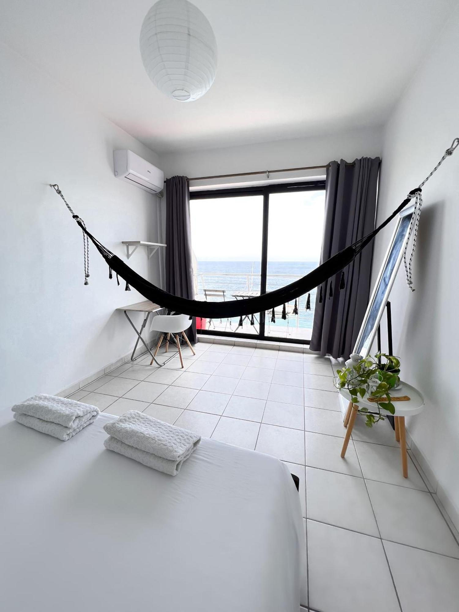 F8 1 Seaview Room, Living And Bathroom Shared , Stjulians Сент Джулианс Экстерьер фото